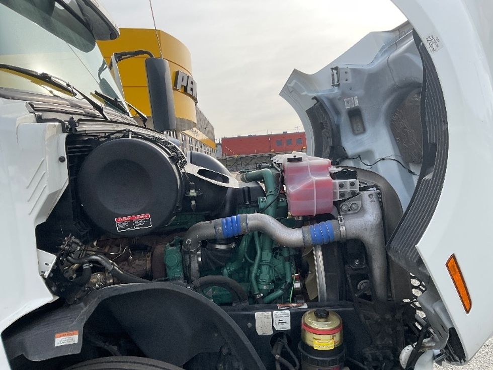 Sleeper Tractor-Heavy Duty Tractors-Volvo-2022-VNL64860-Akron-OH-581,103\n\t\tmiles-$ 74,250 - Image 20