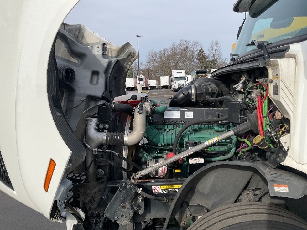 Sleeper Tractor-Heavy Duty Tractors-Volvo-2022-VNL64860-Akron-OH-581,103\n\t\tmiles-$ 74,250 - Image 21