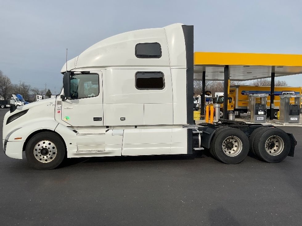 Sleeper Tractor-Heavy Duty Tractors-Volvo-2022-VNL64860-Akron-OH-581,103\n\t\tmiles-$ 74,250 - Image 4