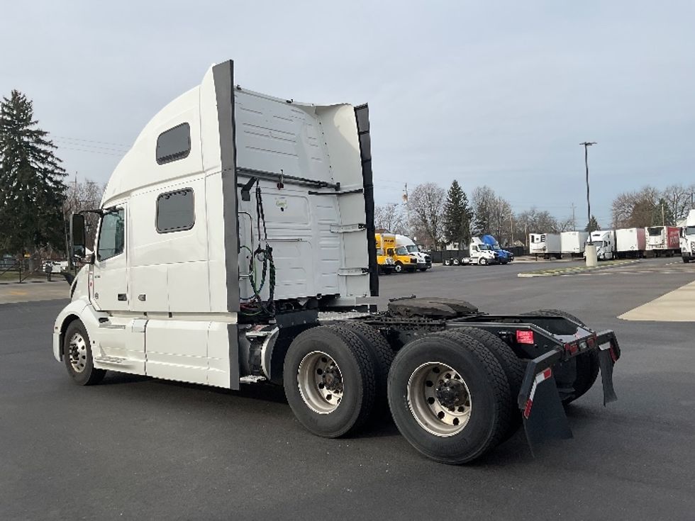 Sleeper Tractor-Heavy Duty Tractors-Volvo-2022-VNL64860-Akron-OH-581,103\n\t\tmiles-$ 74,250 - Image 5