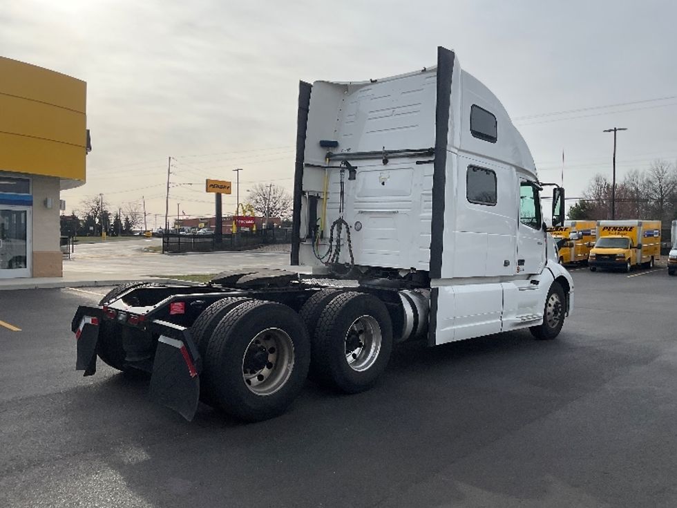 Sleeper Tractor-Heavy Duty Tractors-Volvo-2022-VNL64860-Akron-OH-581,103\n\t\tmiles-$ 74,250 - Image 7