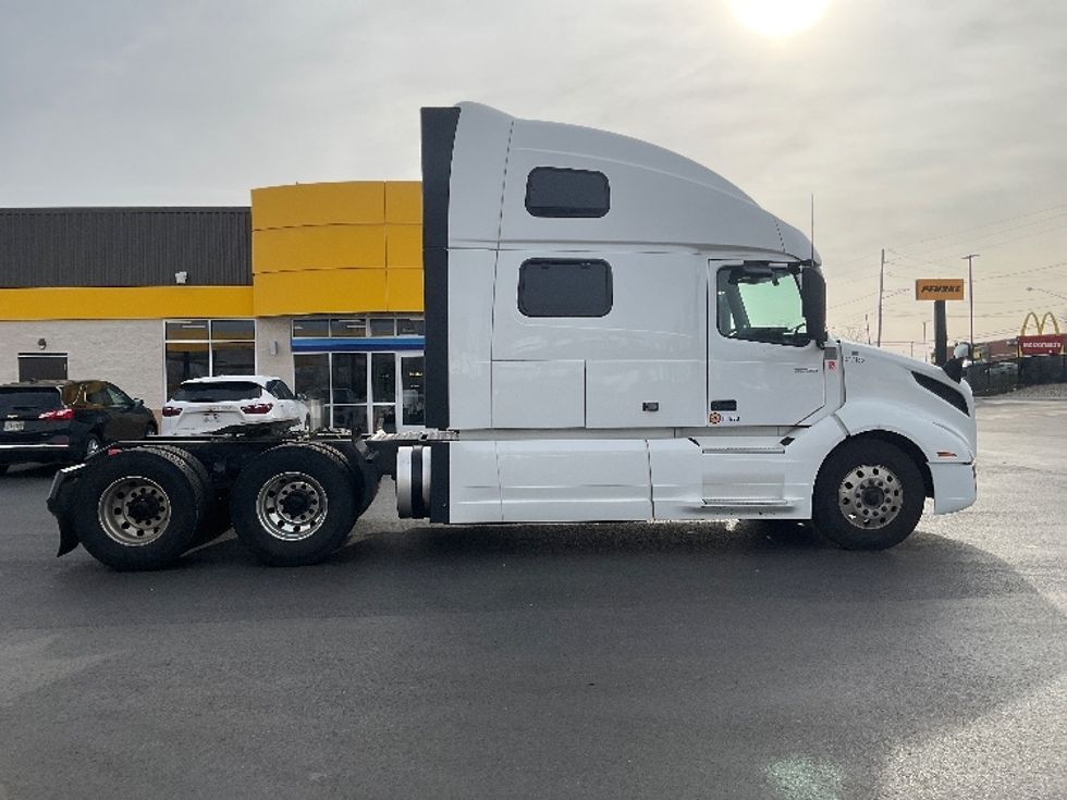 Sleeper Tractor-Heavy Duty Tractors-Volvo-2022-VNL64860-Akron-OH-581,103\n\t\tmiles-$ 74,250 - Image 8