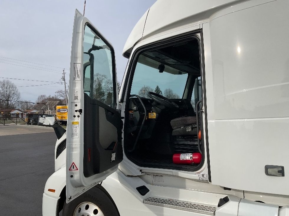 Sleeper Tractor-Heavy Duty Tractors-Volvo-2022-VNL64860-Akron-OH-581,103\n\t\tmiles-$ 74,250 - Image 9
