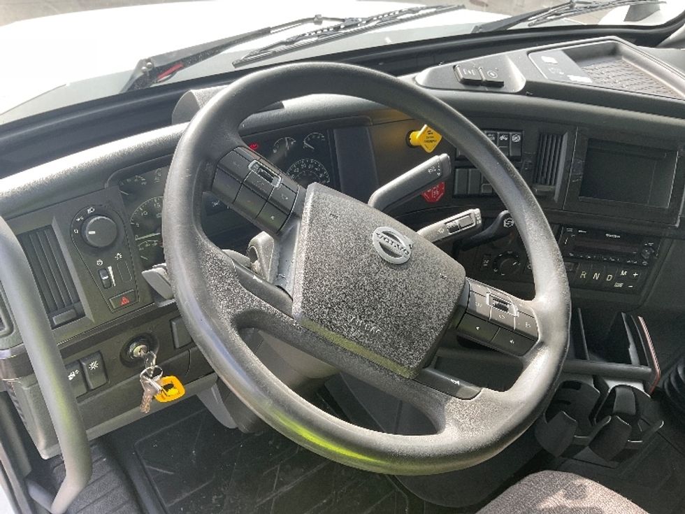 Sleeper Tractor-Heavy Duty Tractors-Volvo-2022-VNL64860-Akron-OH-600,125\n\t\tmiles-$ 70,500 - Image 11