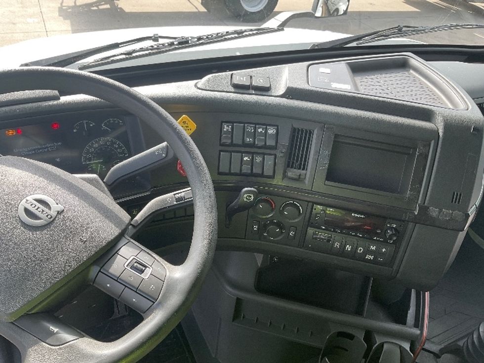 Sleeper Tractor-Heavy Duty Tractors-Volvo-2022-VNL64860-Akron-OH-600,125\n\t\tmiles-$ 70,500 - Image 12