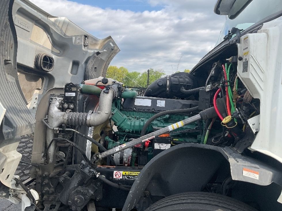 Sleeper Tractor-Heavy Duty Tractors-Volvo-2022-VNL64860-Akron-OH-600,125\n\t\tmiles-$ 70,500 - Image 21