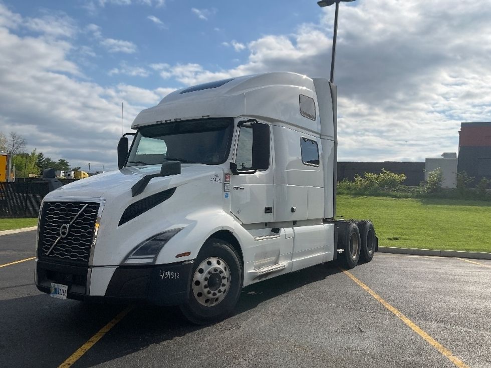 Sleeper Tractor-Heavy Duty Tractors-Volvo-2022-VNL64860-Akron-OH-600,125\n\t\tmiles-$ 70,500 - Image 3