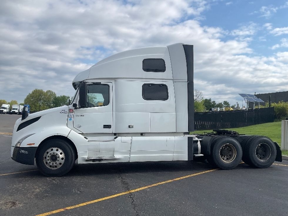 Sleeper Tractor-Heavy Duty Tractors-Volvo-2022-VNL64860-Akron-OH-600,125\n\t\tmiles-$ 70,500 - Image 4