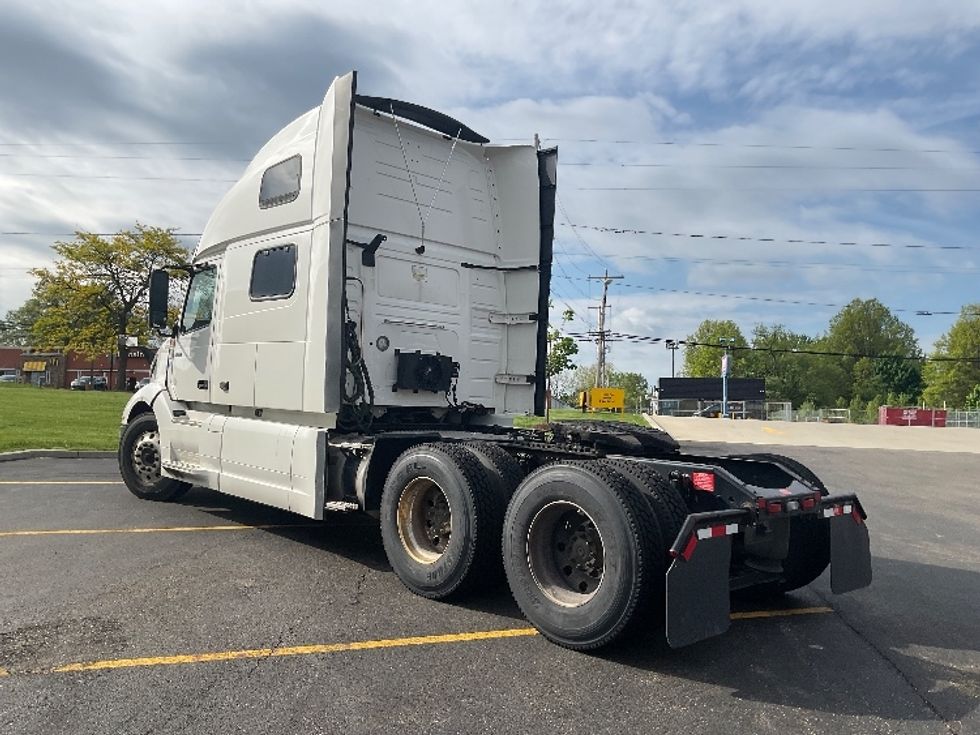 Sleeper Tractor-Heavy Duty Tractors-Volvo-2022-VNL64860-Akron-OH-600,125\n\t\tmiles-$ 70,500 - Image 5