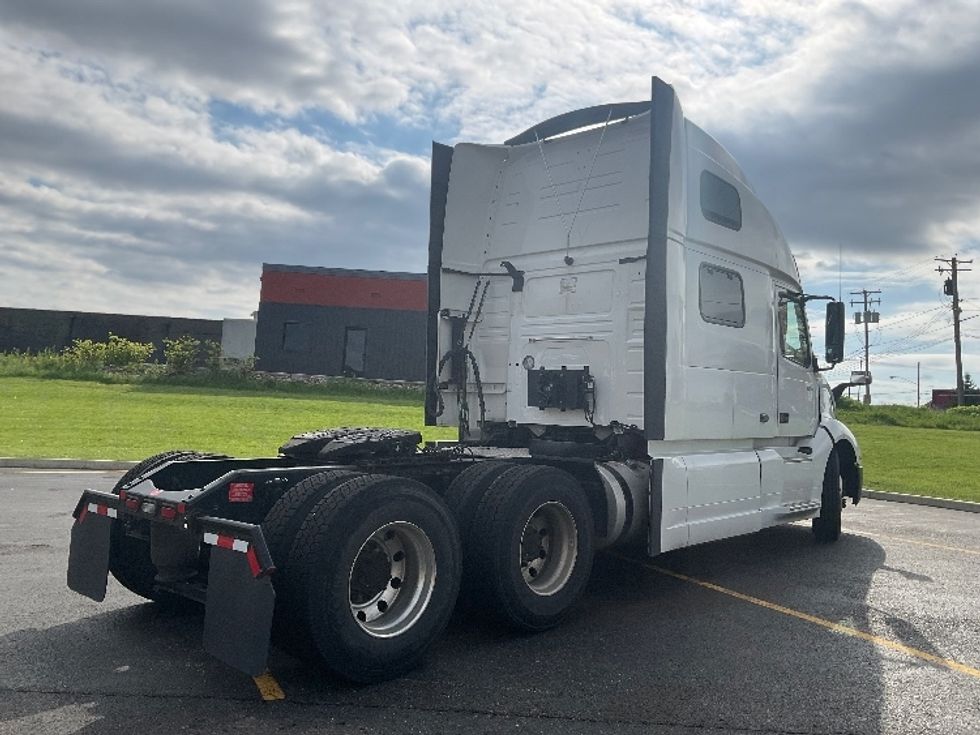 Sleeper Tractor-Heavy Duty Tractors-Volvo-2022-VNL64860-Akron-OH-600,125\n\t\tmiles-$ 70,500 - Image 7