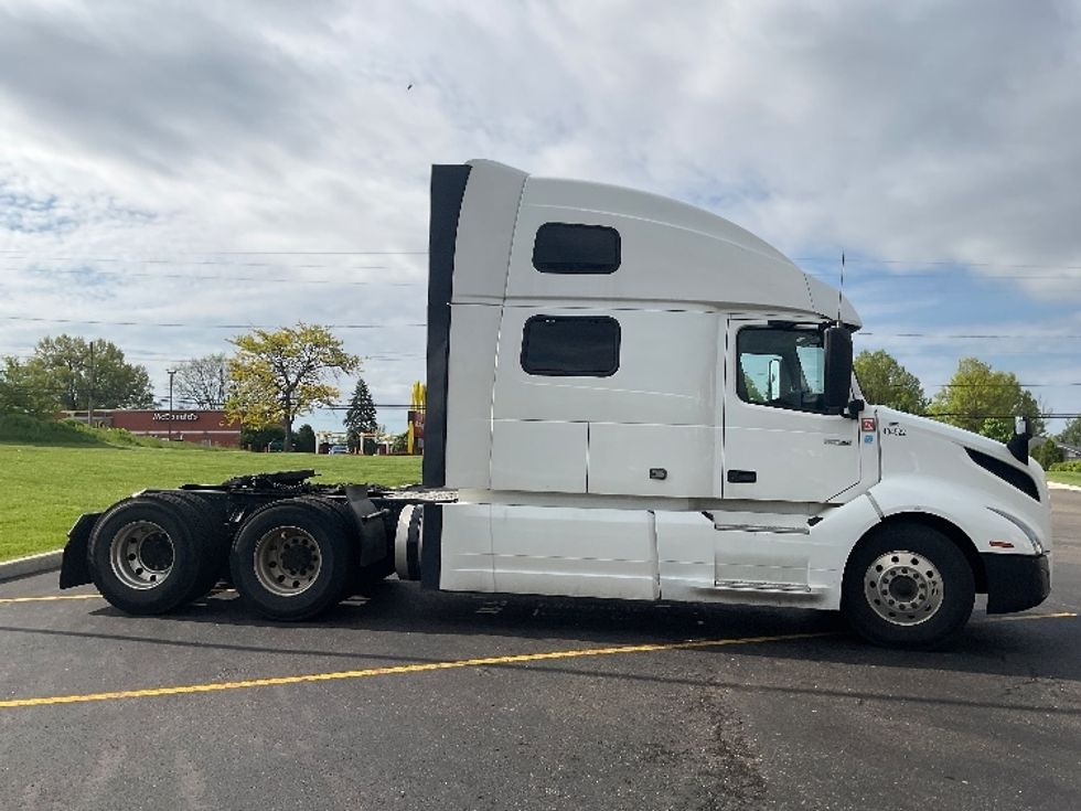 Sleeper Tractor-Heavy Duty Tractors-Volvo-2022-VNL64860-Akron-OH-600,125\n\t\tmiles-$ 70,500 - Image 8