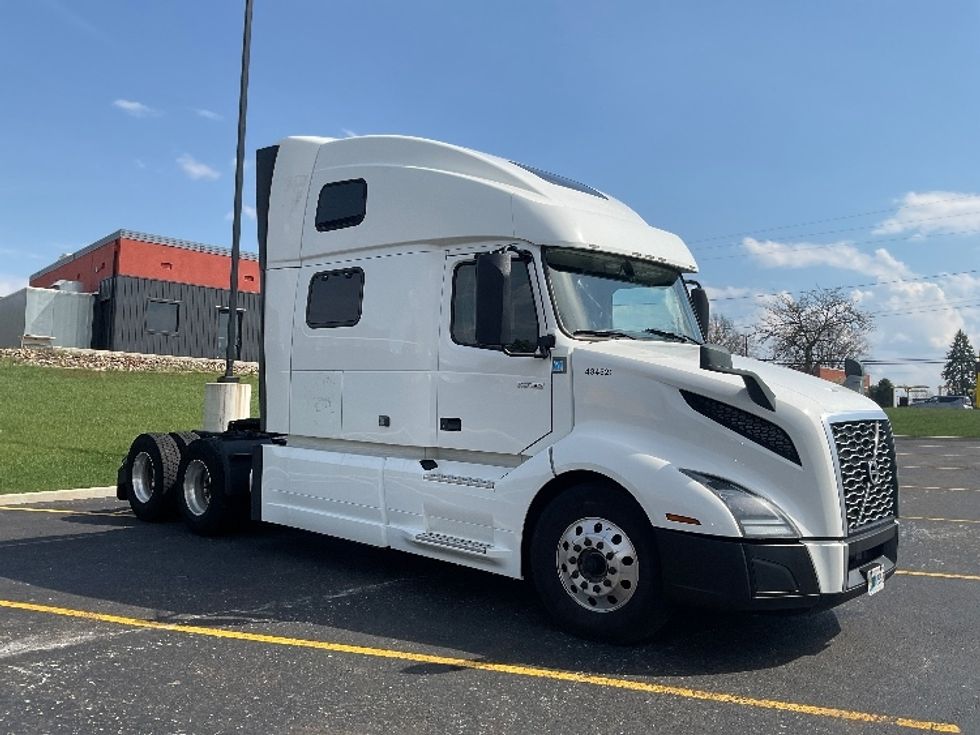 Sleeper Tractor-Heavy Duty Tractors-Volvo-2022-VNL64860-Akron-OH-611,144\n\t\tmiles-$ 64,750 - Image 1