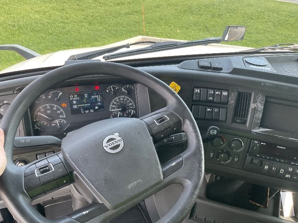 Sleeper Tractor-Heavy Duty Tractors-Volvo-2022-VNL64860-Akron-OH-611,144\n\t\tmiles-$ 64,750 - Image 11