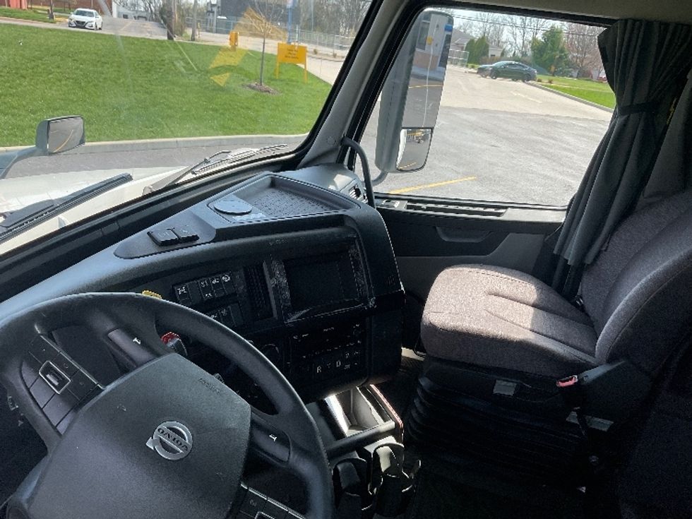 Sleeper Tractor-Heavy Duty Tractors-Volvo-2022-VNL64860-Akron-OH-611,144\n\t\tmiles-$ 64,750 - Image 12