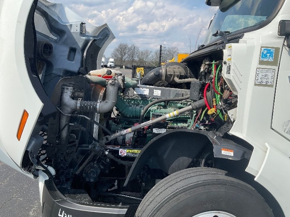Sleeper Tractor-Heavy Duty Tractors-Volvo-2022-VNL64860-Akron-OH-611,144\n\t\tmiles-$ 64,750 - Image 21