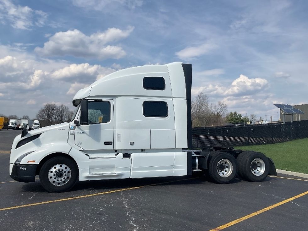 Sleeper Tractor-Heavy Duty Tractors-Volvo-2022-VNL64860-Akron-OH-611,144\n\t\tmiles-$ 64,750 - Image 4