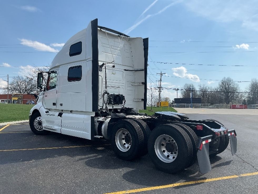 Sleeper Tractor-Heavy Duty Tractors-Volvo-2022-VNL64860-Akron-OH-611,144\n\t\tmiles-$ 64,750 - Image 5
