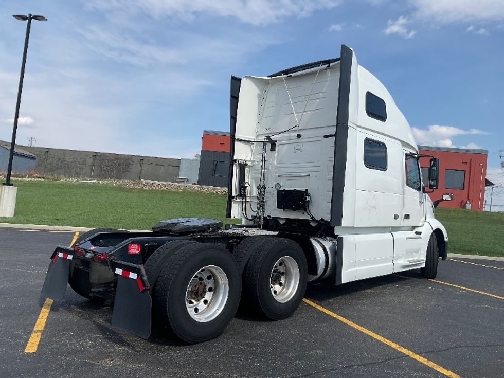 Sleeper Tractor-Heavy Duty Tractors-Volvo-2022-VNL64860-Akron-OH-611,144\n\t\tmiles-$ 64,750 - Image 7