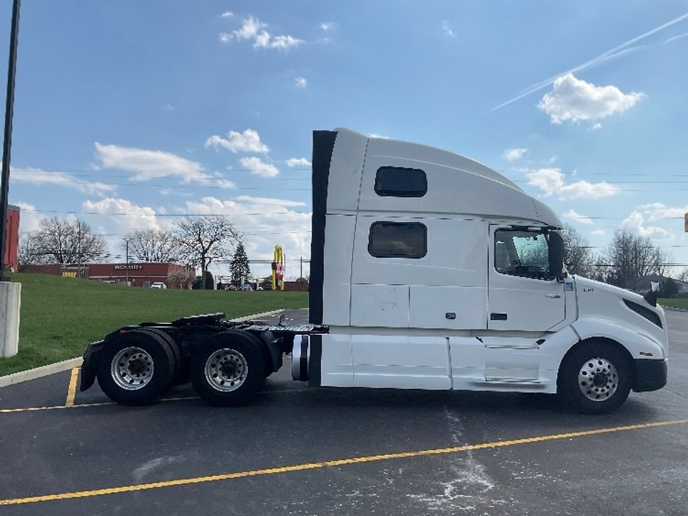 Sleeper Tractor-Heavy Duty Tractors-Volvo-2022-VNL64860-Akron-OH-611,144\n\t\tmiles-$ 64,750 - Image 8