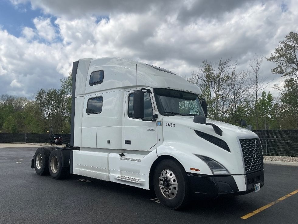 Sleeper Tractor-Heavy Duty Tractors-Volvo-2022-VNL64860-Akron-OH-615,436\n\t\tmiles-$ 67,500 - Image 1