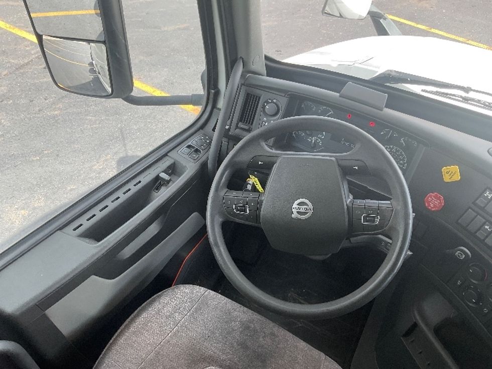 Sleeper Tractor-Heavy Duty Tractors-Volvo-2022-VNL64860-Akron-OH-615,436\n\t\tmiles-$ 67,500 - Image 10
