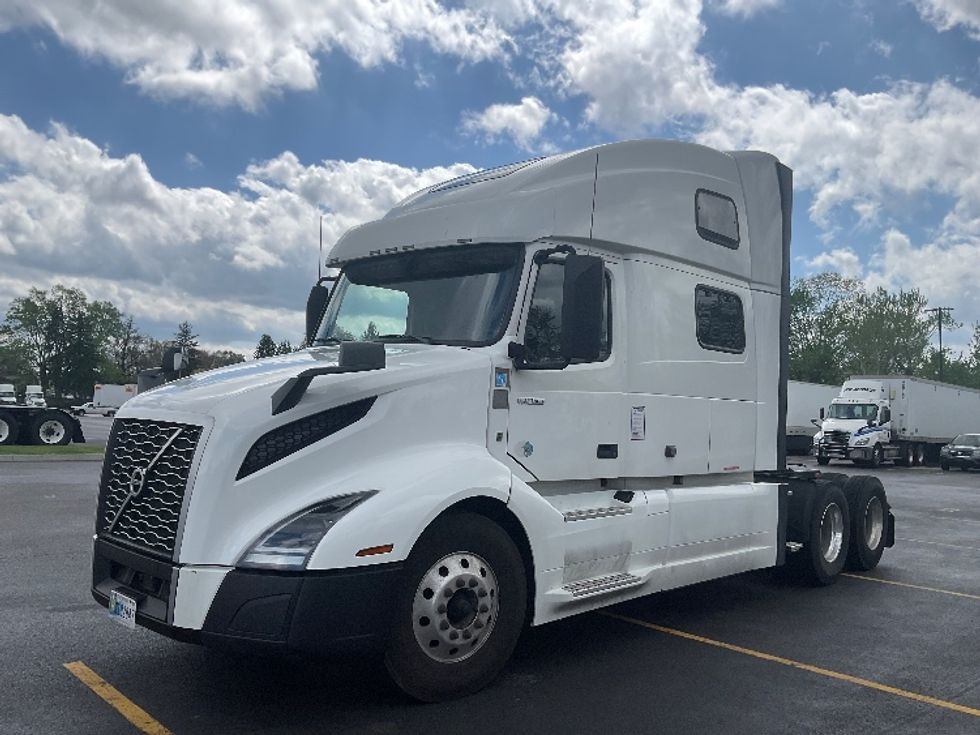 Sleeper Tractor-Heavy Duty Tractors-Volvo-2022-VNL64860-Akron-OH-615,436\n\t\tmiles-$ 67,500 - Image 3