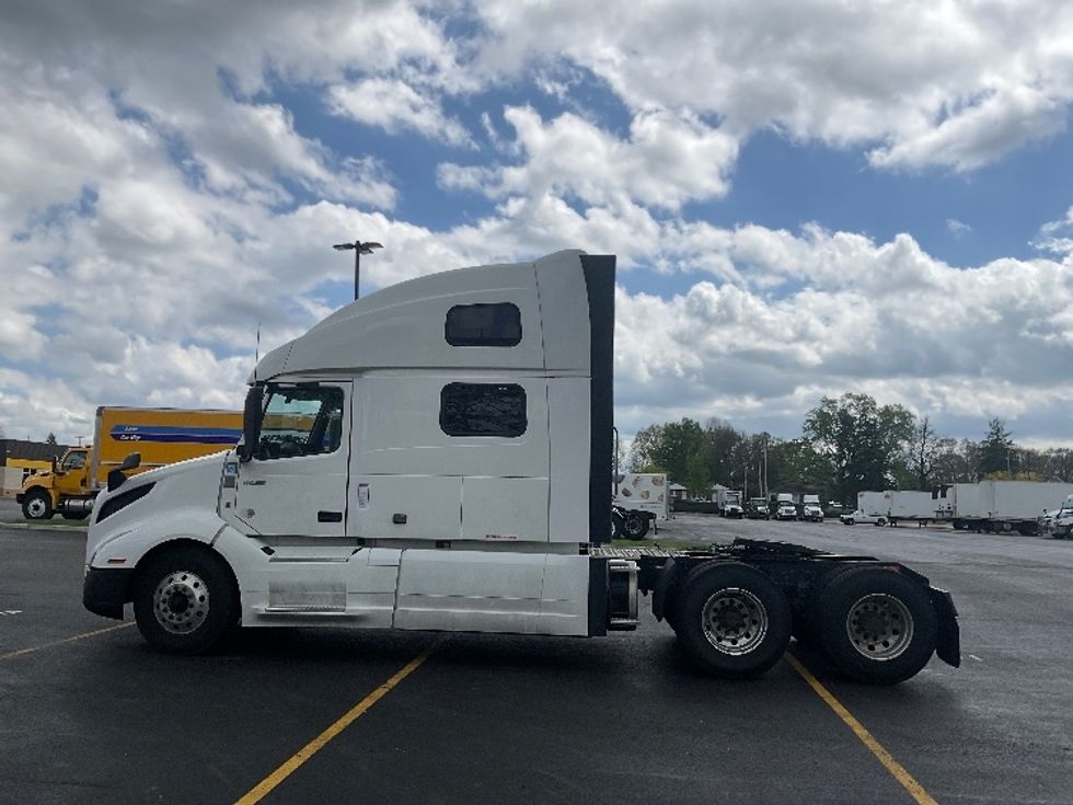 Sleeper Tractor-Heavy Duty Tractors-Volvo-2022-VNL64860-Akron-OH-615,436\n\t\tmiles-$ 67,500 - Image 4