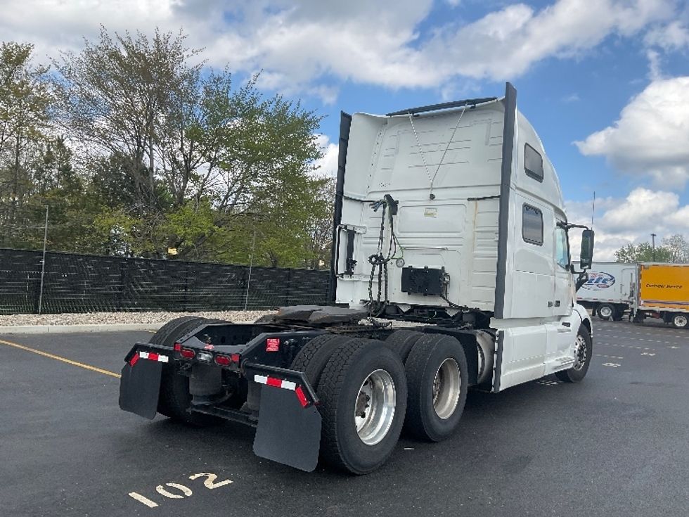 Sleeper Tractor-Heavy Duty Tractors-Volvo-2022-VNL64860-Akron-OH-615,436\n\t\tmiles-$ 67,500 - Image 7