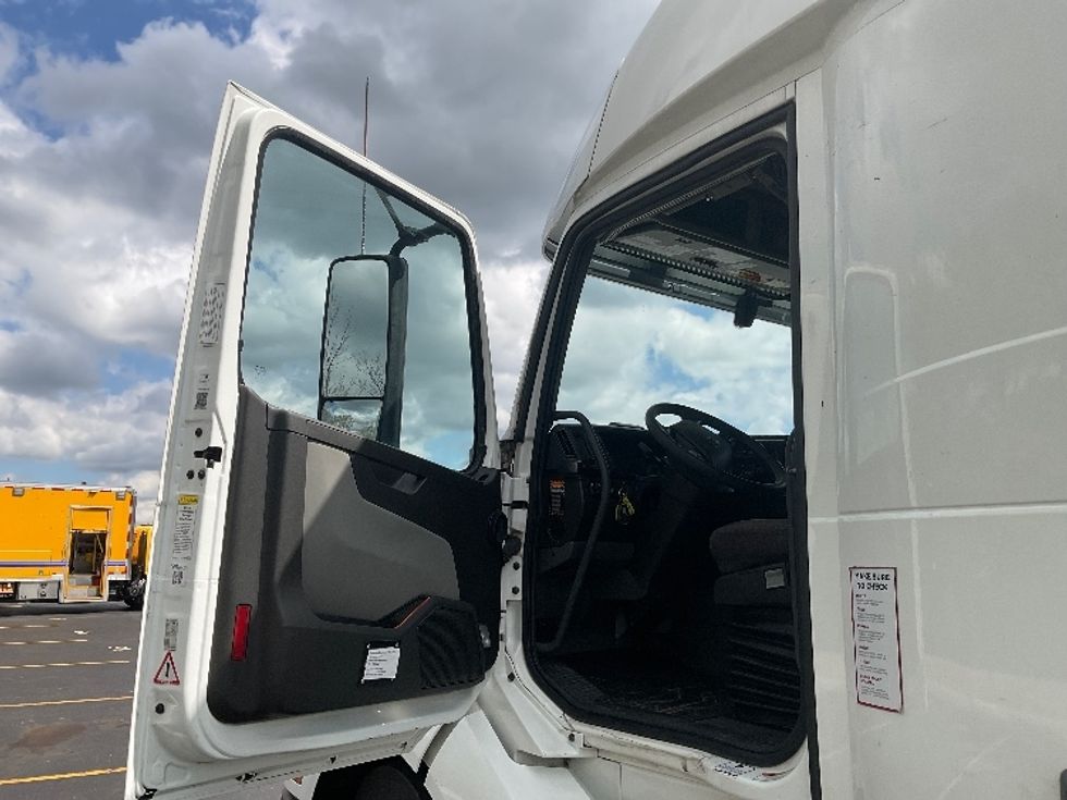 Sleeper Tractor-Heavy Duty Tractors-Volvo-2022-VNL64860-Akron-OH-615,436\n\t\tmiles-$ 67,500 - Image 9