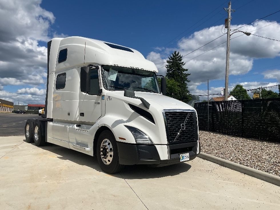 Sleeper Tractor-Heavy Duty Tractors-Volvo-2022-VNL64860-Akron-OH-680,945\n\t\tmiles-$ 63,500 - Image 1