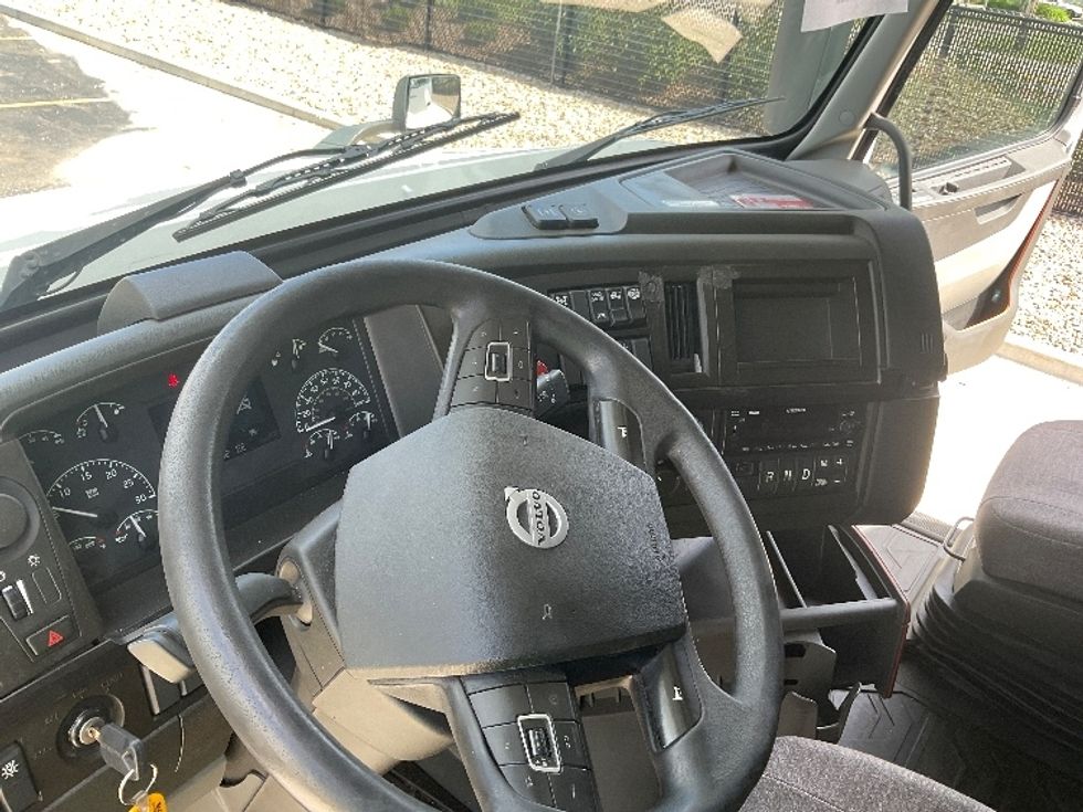 Sleeper Tractor-Heavy Duty Tractors-Volvo-2022-VNL64860-Akron-OH-680,945\n\t\tmiles-$ 63,500 - Image 11