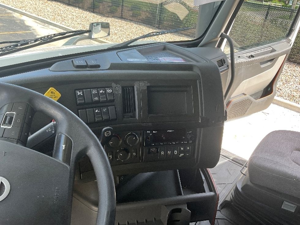 Sleeper Tractor-Heavy Duty Tractors-Volvo-2022-VNL64860-Akron-OH-680,945\n\t\tmiles-$ 63,500 - Image 12
