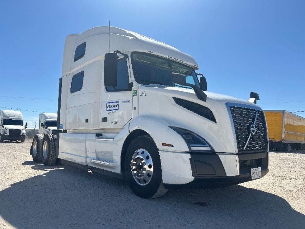 Sleeper Tractor-Heavy Duty Tractors-Volvo-2022-VNL64860-Amarillo-TX-420,312\n\t\tmiles-$ 91,250 - Image 1