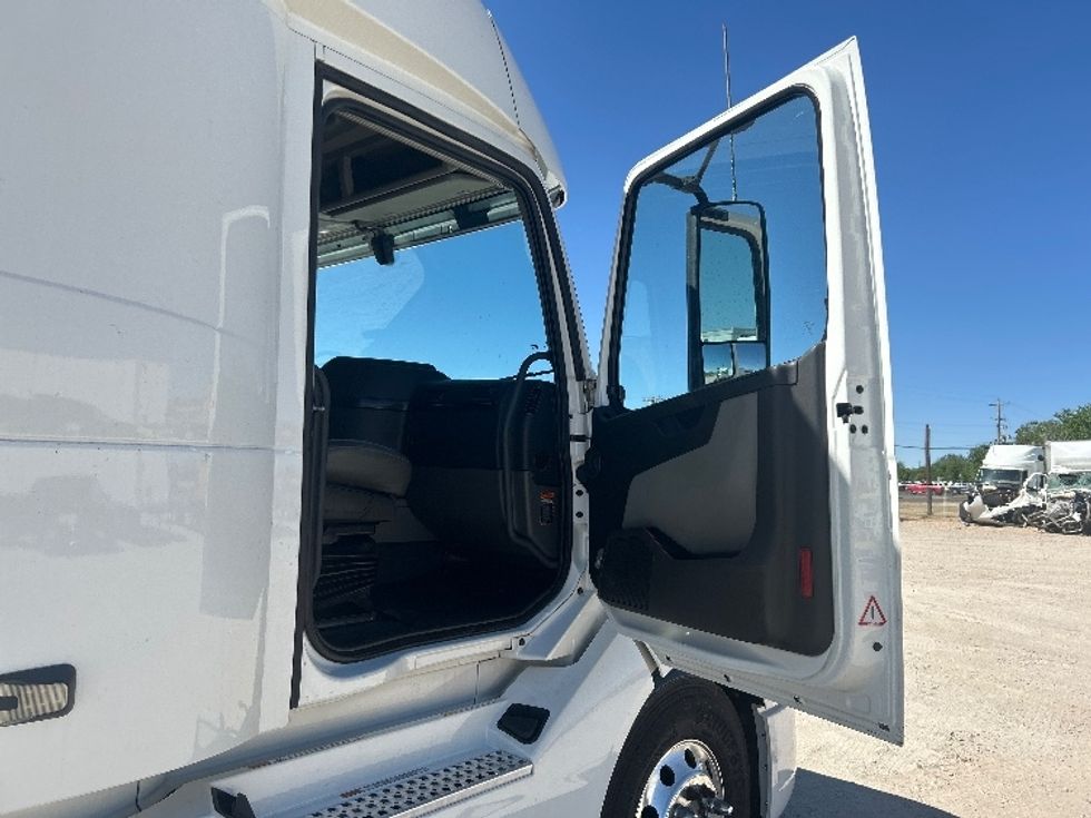 Sleeper Tractor-Heavy Duty Tractors-Volvo-2022-VNL64860-Amarillo-TX-420,312\n\t\tmiles-$ 91,250 - Image 13