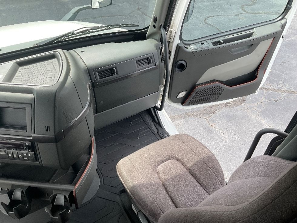 Sleeper Tractor-Heavy Duty Tractors-Volvo-2022-VNL64860-Augusta-GA-488,087\n\t\tmiles-$ 80,000 - Image 14