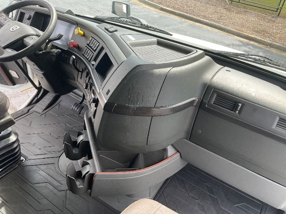 Sleeper Tractor-Heavy Duty Tractors-Volvo-2022-VNL64860-Augusta-GA-488,087\n\t\tmiles-$ 80,000 - Image 15