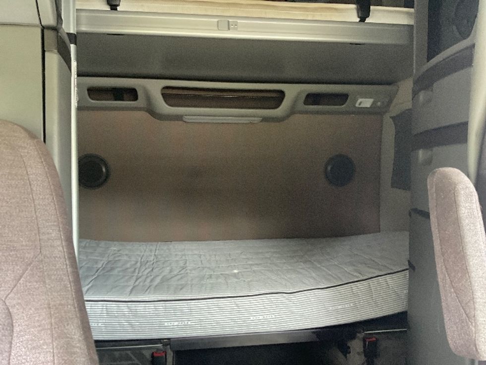 Sleeper Tractor-Heavy Duty Tractors-Volvo-2022-VNL64860-Augusta-GA-488,087\n\t\tmiles-$ 80,000 - Image 16