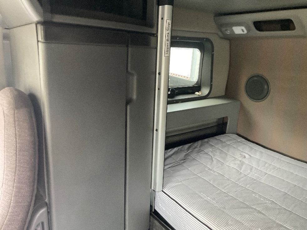 Sleeper Tractor-Heavy Duty Tractors-Volvo-2022-VNL64860-Augusta-GA-488,087\n\t\tmiles-$ 80,000 - Image 19