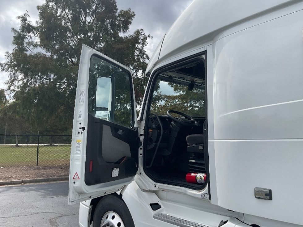 Sleeper Tractor-Heavy Duty Tractors-Volvo-2022-VNL64860-Augusta-GA-488,087\n\t\tmiles-$ 80,000 - Image 9