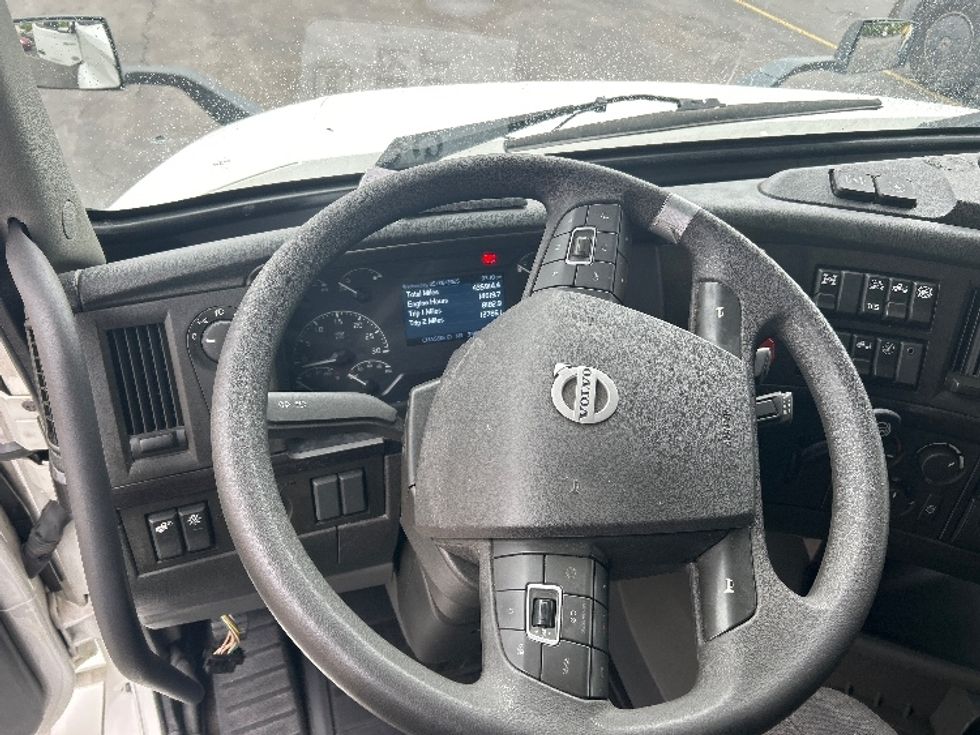Sleeper Tractor-Heavy Duty Tractors-Volvo-2022-VNL64860-Brook Park-OH-435,915\n\t\tmiles-$ 85,750 - Image 11