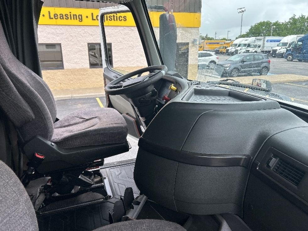 Sleeper Tractor-Heavy Duty Tractors-Volvo-2022-VNL64860-Brook Park-OH-435,915\n\t\tmiles-$ 85,750 - Image 15