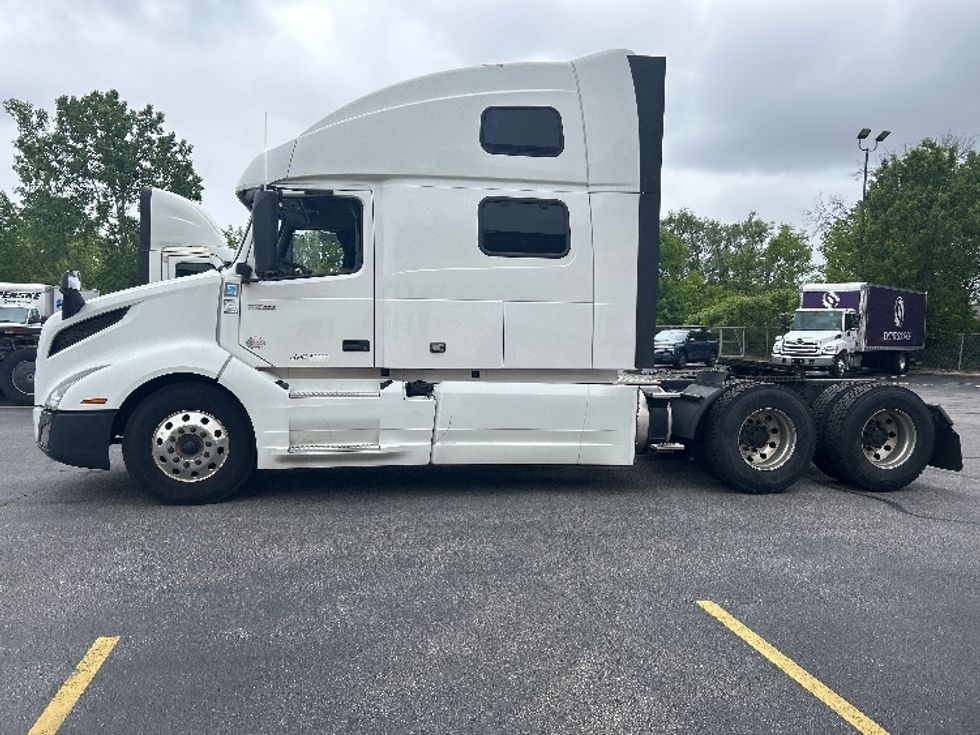 Sleeper Tractor-Heavy Duty Tractors-Volvo-2022-VNL64860-Brook Park-OH-435,915\n\t\tmiles-$ 85,750 - Image 4