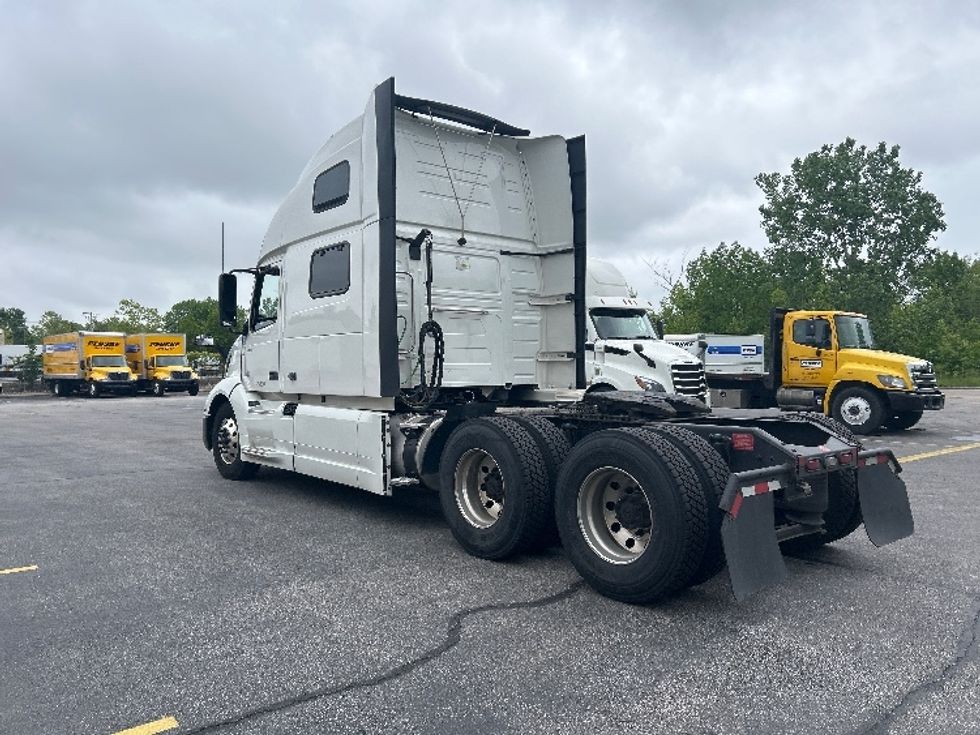 Sleeper Tractor-Heavy Duty Tractors-Volvo-2022-VNL64860-Brook Park-OH-435,915\n\t\tmiles-$ 85,750 - Image 5