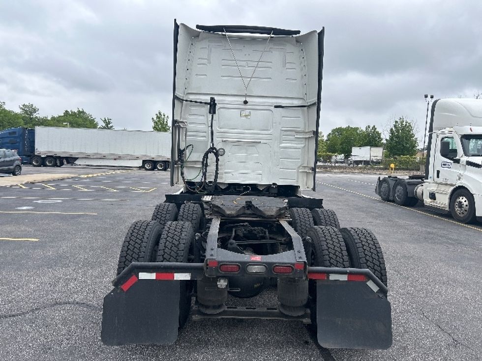Sleeper Tractor-Heavy Duty Tractors-Volvo-2022-VNL64860-Brook Park-OH-435,915\n\t\tmiles-$ 85,750 - Image 6