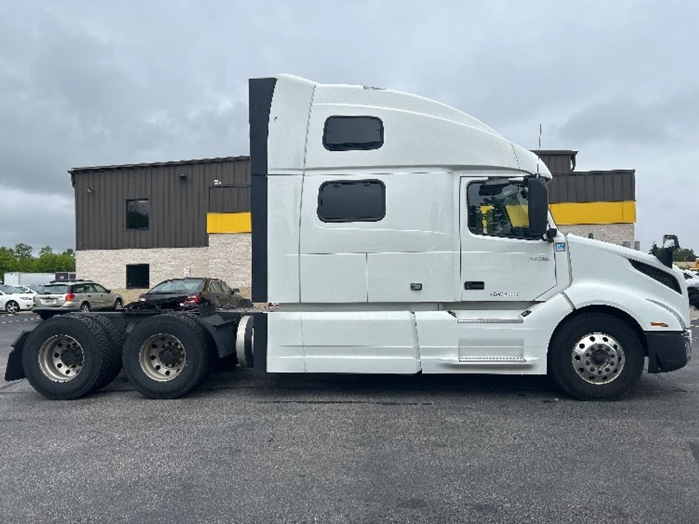 Sleeper Tractor-Heavy Duty Tractors-Volvo-2022-VNL64860-Brook Park-OH-435,915\n\t\tmiles-$ 85,750 - Image 8