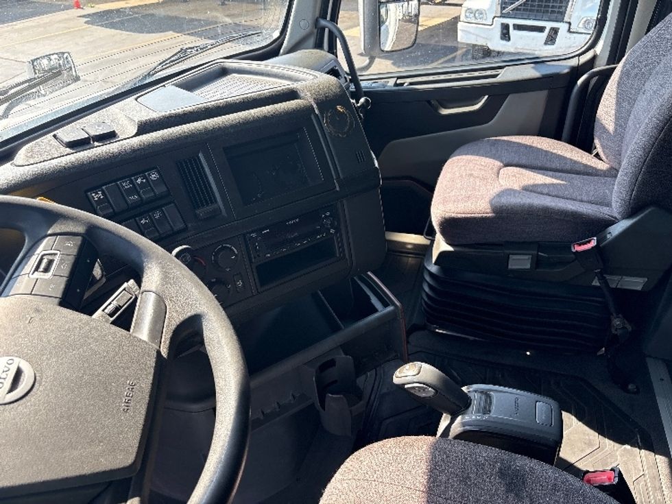 Sleeper Tractor-Heavy Duty Tractors-Volvo-2022-VNL64860-Chicago (Melrose Park)-IL-448,438\n\t\tmiles-$ 78,500 - Image 10