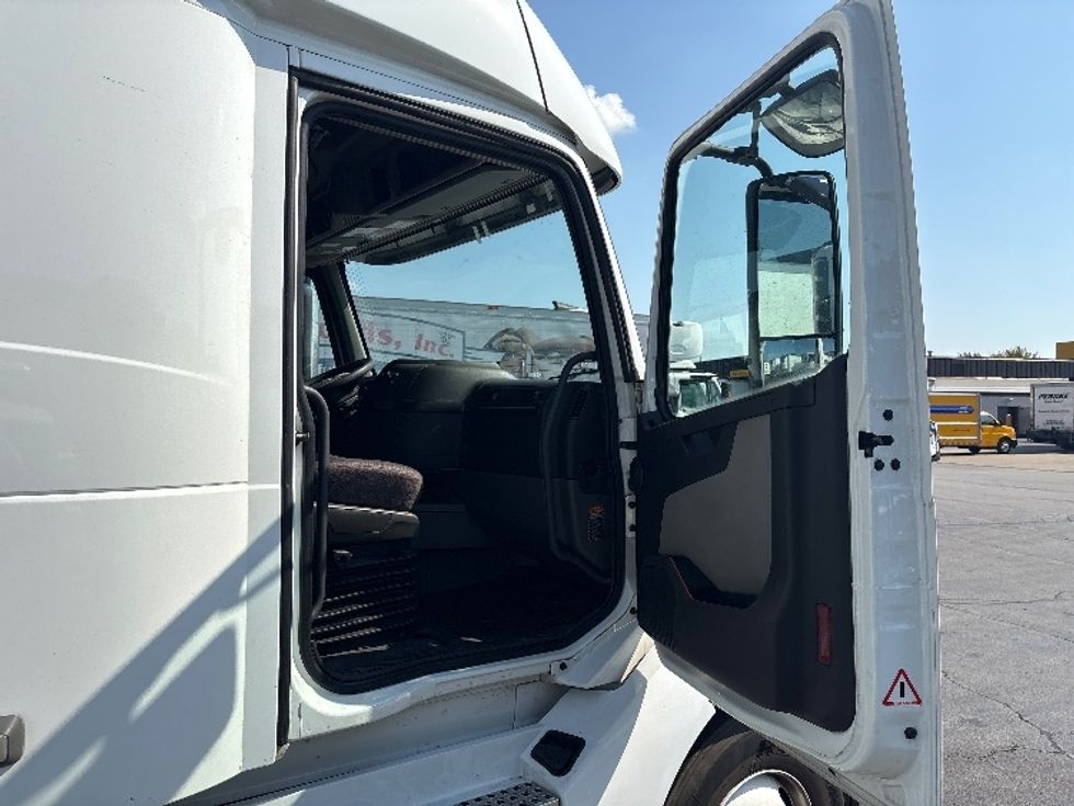 Sleeper Tractor-Heavy Duty Tractors-Volvo-2022-VNL64860-Chicago (Melrose Park)-IL-448,438\n\t\tmiles-$ 78,500 - Image 13