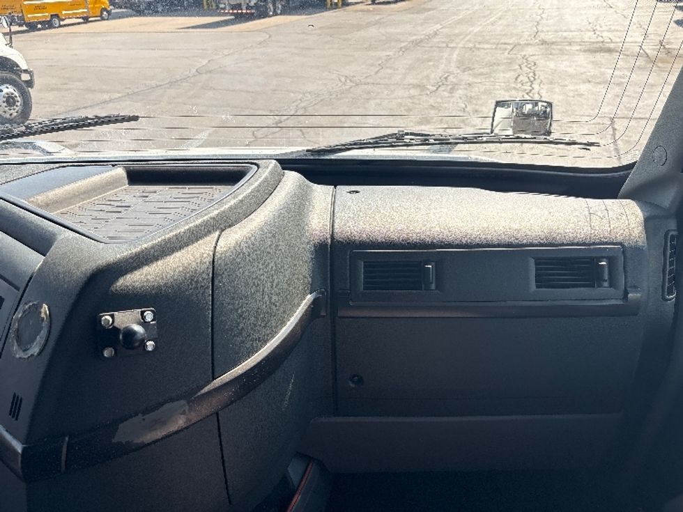 Sleeper Tractor-Heavy Duty Tractors-Volvo-2022-VNL64860-Chicago (Melrose Park)-IL-448,438\n\t\tmiles-$ 78,500 - Image 14