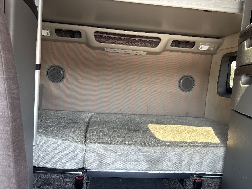 Sleeper Tractor-Heavy Duty Tractors-Volvo-2022-VNL64860-Chicago (Melrose Park)-IL-448,438\n\t\tmiles-$ 78,500 - Image 16