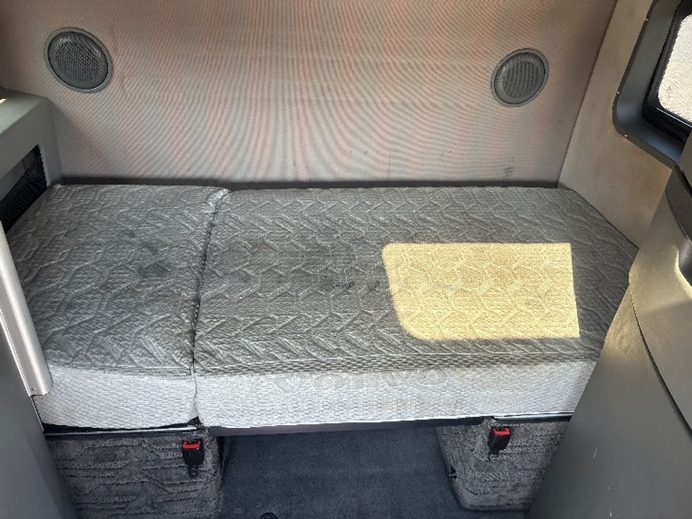 Sleeper Tractor-Heavy Duty Tractors-Volvo-2022-VNL64860-Chicago (Melrose Park)-IL-448,438\n\t\tmiles-$ 78,500 - Image 17